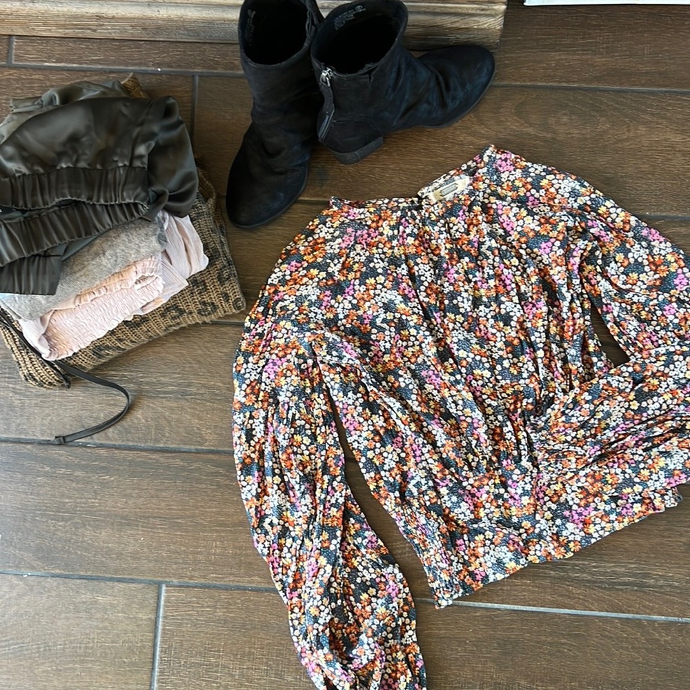 Gimmicks crop blouse small